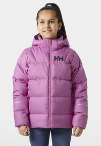 Pehmeä vaaleanpunainen hupullinen takki, jossa musta logo rinnassa ja hopeanväriset yksityiskohdat hihoissa, suunniteltu lämpöä ja mukavuutta varten.