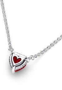 Strieborný náhrdelník s príveskom v tvare srdca a červenou výplňou. Má textúrovaný obvod a reťaz s guľatými článkami.