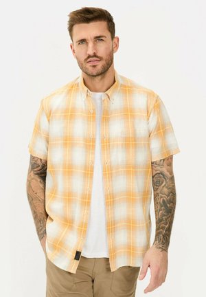 Kurzärmliges Karohemd in Orange und Weiß, aus leichtem Stoff, mit Knopfleiste, einem Brusttasche und kontrastierender Markenakzent.
