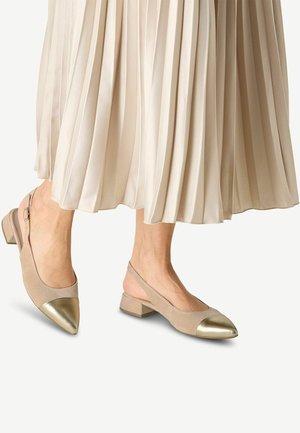 Hellbeige Slingback-Schuhe mit matter Textur, ausgestattet mit einer metallisch goldfarbenen, spitzen Zehe und einem niedrigen Blockabsatz.