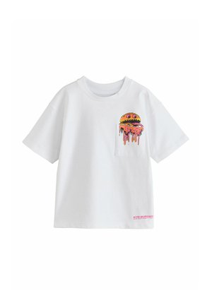 Hvid t-shirt med korte ærmer med lille animeret dryppende burger-grafik på venstre brystlomme og pink tekst nær den nederste kant.