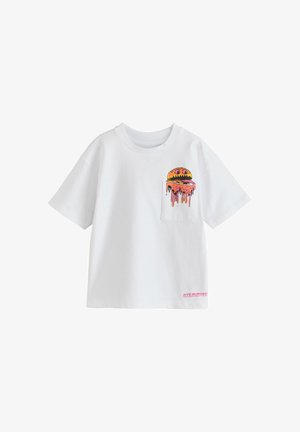 Hvid t-shirt med korte ærmer med lille animeret dryppende burger-grafik på venstre brystlomme og pink tekst nær den nederste kant.
