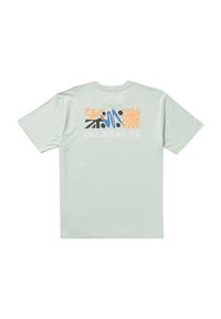 Světle zelené bavlněné tričko s barevným grafickým designem na zadní straně, včetně prvků v oranžové, černé, modré a bílé. Krátké rukávy.