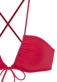 Červený bikiny vrch s krížovými ramienkami, riasenou textúrou a nastaviteľným viazaním. Hladký materiál a bezšvíkový dizajn.