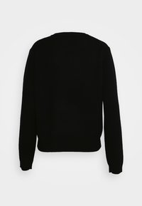 Sort strikket sweater med lange ærmer, rund hals og ribbede manchetter og kant. Blød tekstur uden synlige mønstre eller detaljer.