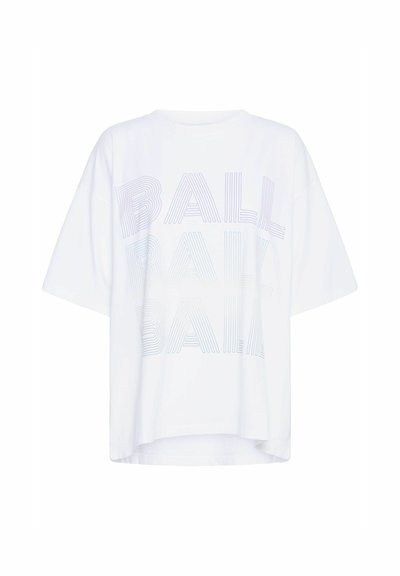 Hvit oversized t-skjorte laget av bomull, med fet, flerfarget "BALL"-tekst i buede striper over forsiden og dropped shoulders.