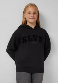 Felpa con cappuccio nera realizzata in tessuto morbido, con un logo prominente "SLVR" in lettere grasse sul petto. Polsini e orlo a costine.