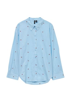 Světle modrá košile na knoflíky s rozšířeným límcem a dlouhými rukávy, zdobená malou červenou výšivkou květin po celé ploše.