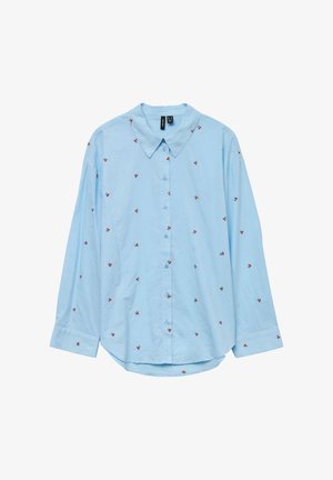 Světle modrá košile na knoflíky s rozšířeným límcem a dlouhými rukávy, zdobená malou červenou výšivkou květin po celé ploše.