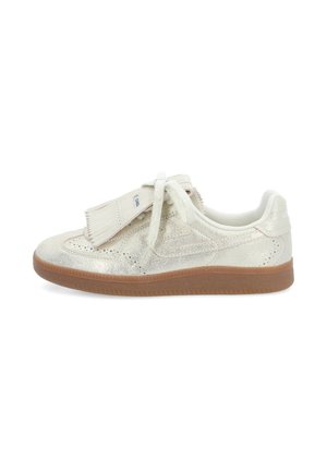 Baskets avec une tige crème métallique, des détails perforés et une semelle extérieure en caoutchouc gum. Comprend un détail à franges au niveau des lacets.