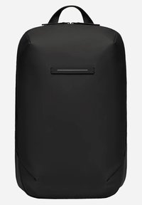 Sac à dos noir en tissu mat avec une forme rectangulaire élégante. Dispose d'une poche frontale horizontale et de bretelles ajustables.