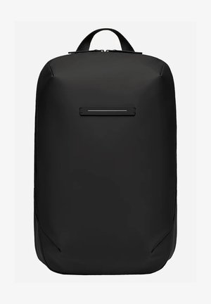 Sac à dos noir en tissu mat avec une forme rectangulaire élégante. Dispose d'une poche frontale horizontale et de bretelles ajustables.