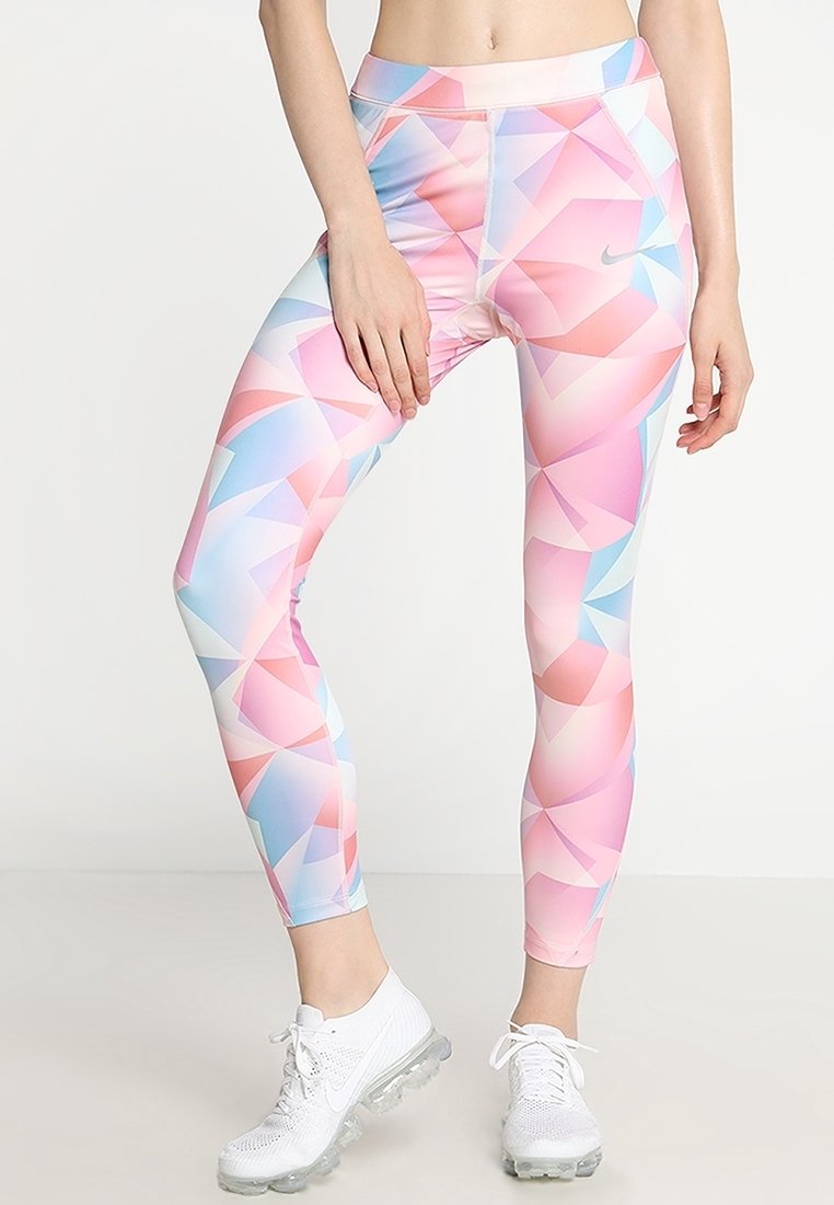 Legginsy Nike w pastelowym geometrycznym wzorze w odcieniach różu, niebieskiego i białego. Posiadają wysoki stan i dopasowany krój.