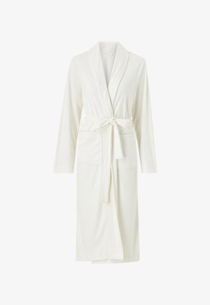 Langer weißer Bademantel mit Schalkragen, Fronttaschen und einem gebundenen Taillengürtel, präsentiert vor einem schlichten weißen Hintergrund.