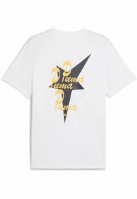 Hvid kortærmet t-shirt med et stort sort lyn-design på ryggen, hvor "Puma" er trykt i gentaget gul og sort tekst.