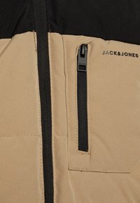 Jack & Jones Junior JCOOTTO PUFFER - Vinterjacka - dune