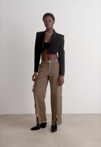 Gestuz MIRJAGZ PANTS - Kareiviško stiliaus kelnės - shitake