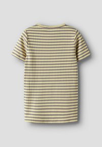 T-shirt med kort ärm som har en ribbad textur med gula och grå horisontella ränder. Rund halsringning och avslappnad passform, visad bakifrån.