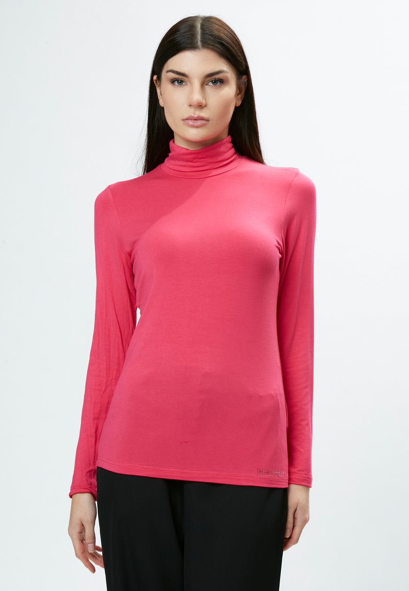 Langärmliges, turtleneck Oberteil in leuchtendem Pink, aus dehnbarem Material mit glatter Textur. Verfügt über ein tailliertes Design und subtile Seitenschlitze.