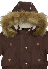 Ruda striukė su dirbtiniu kailiu apjuostu gobtuvu, pamušalu iš vilnos, aukso spalvos mygtukais ir trikampiais odos akcentais priekyje.