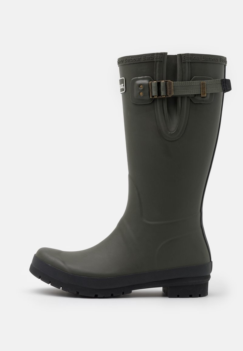 Botte de pluie en caoutchouc verte avec une surface texturée, un détail de boucle ajustable et une semelle en caoutchouc noire. Conception à bout rond et hauteur jusqu'au milieu du mollet.