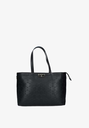 Zwarte leren tote bag met een geperforeerd patroon, dubbele handvatten, ritsafsluiting en een logoplaat in goudkleurig metaal aan de voorkant.