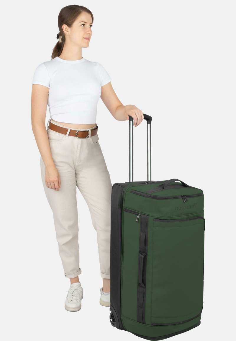 Grüner Rollkoffer mit schwarzen Akzenten, Reißverschlüssen und mehreren Fächern. Robuster Griff und Räder für einfachen Transport. Strukturiertem Stoffoberfläche.