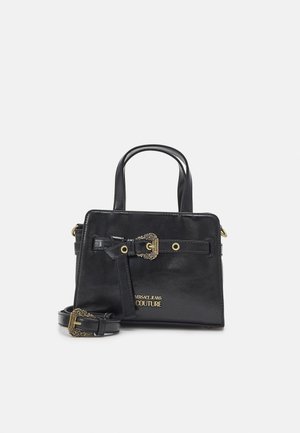 Schwarze Lederhandtasche mit doppelten Griffen, dekorativer goldener Schnalle und Riemen sowie goldenem "Versace Jeans Couture"-Logo auf der Vorderseite.