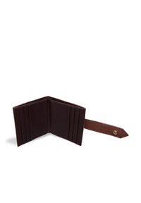 Otvorená hnedá peňaženka s viacerými slotmi na karty a remienkom. Interiér je podšívaný a má minimalistický dizajn.