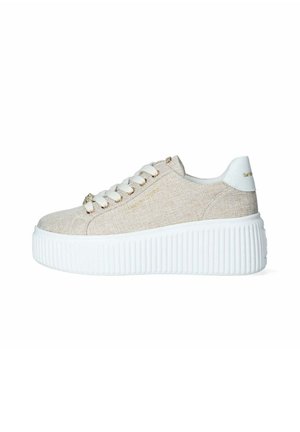 Sneaker beige con tessuto testurizzato, suola piatta bianca, punta rotonda e dettagli in metallo dorato sui lacci e sul marchio laterale.