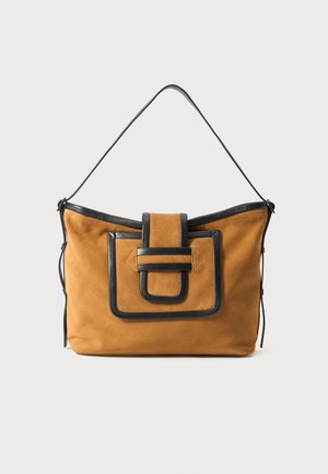 Borsa a mano in suede beige con forma rettangolare, rifiniture in pelle nera, chiusura centrale a patta e tracolla regolabile.