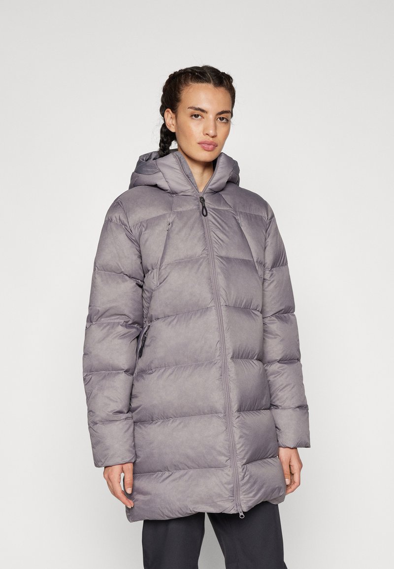 Manteau matelassé gris avec capuche, doté d'une fermeture éclair à l'avant, d'un motif matelassé et de manches longues. Le matériau semble doux et léger.