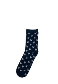 Calzettoni blu navy con un motivo ripetitivo a "W" bianco. Realizzati in materiale morbido, con lunghezza standard alla caviglia e polsino a costina.