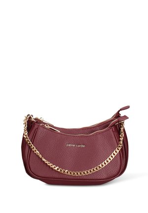 Borsa a mano in pelle color bordeaux con tracolla a catena dorata, caratterizzata da una superficie testurizzata e due tasche con zip. Logo impresso sul davanti.