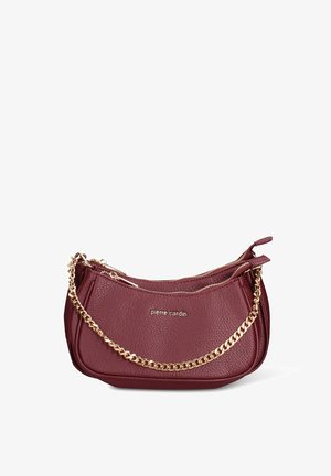 Borsa a mano in pelle color bordeaux con tracolla a catena dorata, caratterizzata da una superficie testurizzata e due tasche con zip. Logo impresso sul davanti.