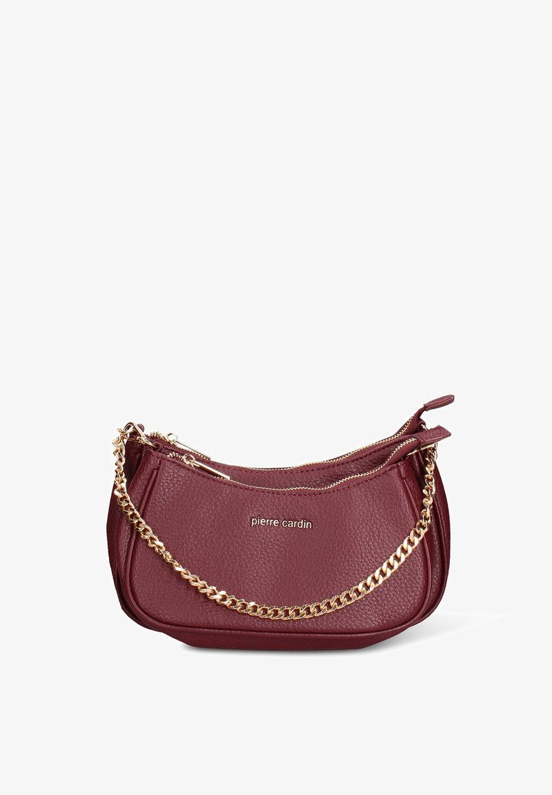 Borsa a mano in pelle color bordeaux con tracolla a catena dorata, caratterizzata da una superficie testurizzata e due tasche con zip. Logo impresso sul davanti.