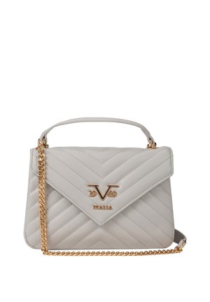 Sac à main en cuir blanc matelassé avec poignée supérieure, bandoulière chaîne dorée et logo doré 19V69 Italia sur le rabat avant.
