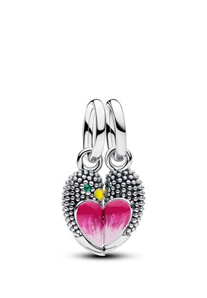 Orecchini d'argento con forme di uccelli testurizzati, occhi verdi, becchi gialli e ali a forma di cuore rosa che si fronteggiano su sfondo bianco.