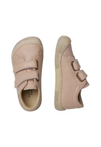 Světle růžové kožené boty s dvěma suchými zipy, kulatou špičkou a texturovanou gumovou podrážkou. Obsahují prošití a měkký interiér.