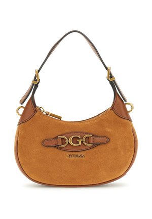 Sac à main Guess en daim marron avec logo doré et détail boucle, doté d'une courte bandoulière ajustable noire et marron.