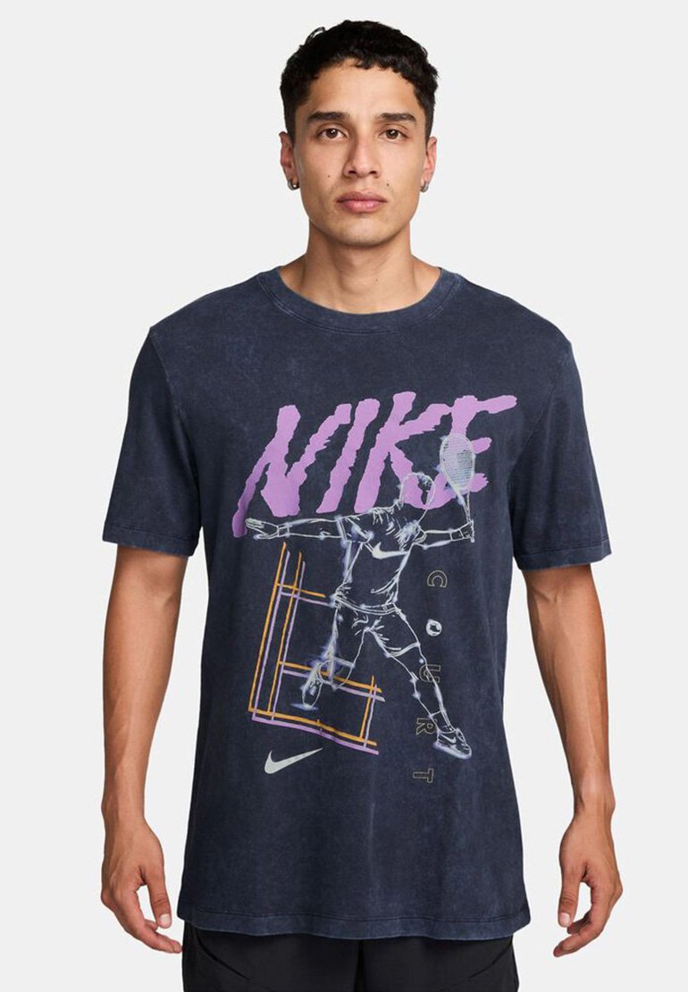 Camiseta de algodón azul marino con un gran logo rosa de "NIKE" y un gráfico de un jugador de tenis, con un corte relajado y mangas cortas.