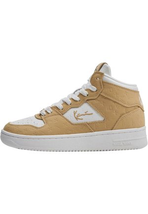 Baskets montantes en cuir synthétique beige et blanc, avec des motifs en relief, des lacets blancs et une semelle rembourrée avec détail de logo.