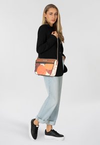 Umhängetasche mit einem bunten abstrakten Design und orangefarbigen Akzenten, einem braunen Deckel und einem strapazierfähigen Schulterriemen. Das Material scheint synthetisch zu sein.