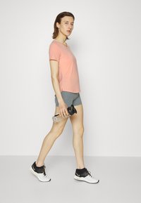 Nike Performance ONE LUXE - T-shirt desportiva - light madder root/silver