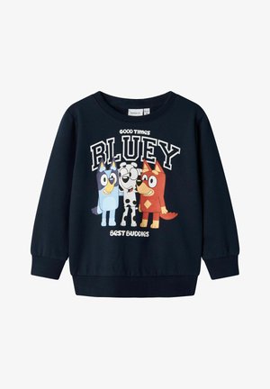 Mørkeblå sweatshirt med tre tegneseriehunde, tekst "Good Times," "Bluey" og "Best Buddies" foran, ribstrikkede manchetter og kant.