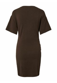 Robe marron à manches courtes, longueur genou, vue de dos, coupe droite et design simple sans motifs ni décorations apparents.
