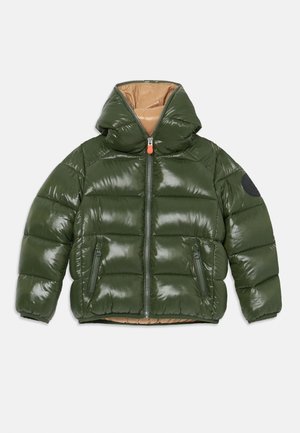 Olijfgroene pufferjack met een glanzende afwerking, een capuchon, ritssluiting aan de voorkant, zijzakken en een contrasterende tan voering. Zwarte logo patch op de mouw.