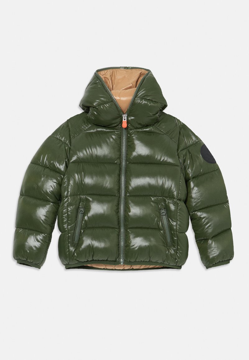 Giacca puffer verde oliva con finitura lucida, cappuccio, zip frontale, tasche laterali e fodera tan a contrasto. Patch del logo nero sulla manica.