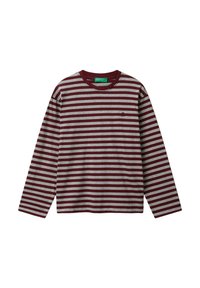 Koszulka z długim rękawem i okrągłym dekoltem w poziome bordowe i szare paski, małe bordowe logo na lewej piersi, zielona metka marki wewnątrz kołnierza.