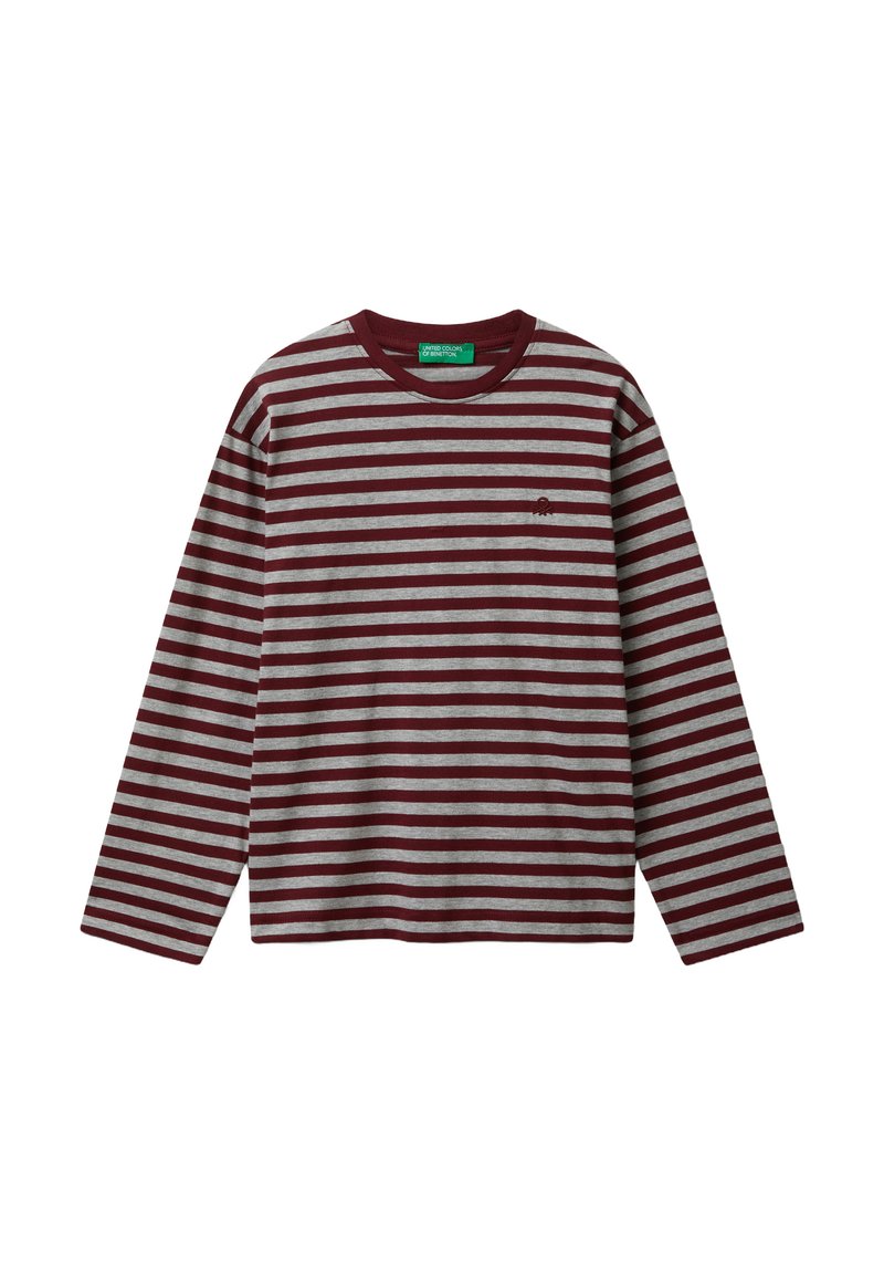 Koszulka z długim rękawem i okrągłym dekoltem w poziome bordowe i szare paski, małe bordowe logo na lewej piersi, zielona metka marki wewnątrz kołnierza.